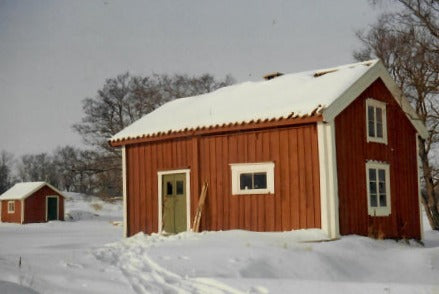 Red cabin in the snow on Vidinge.